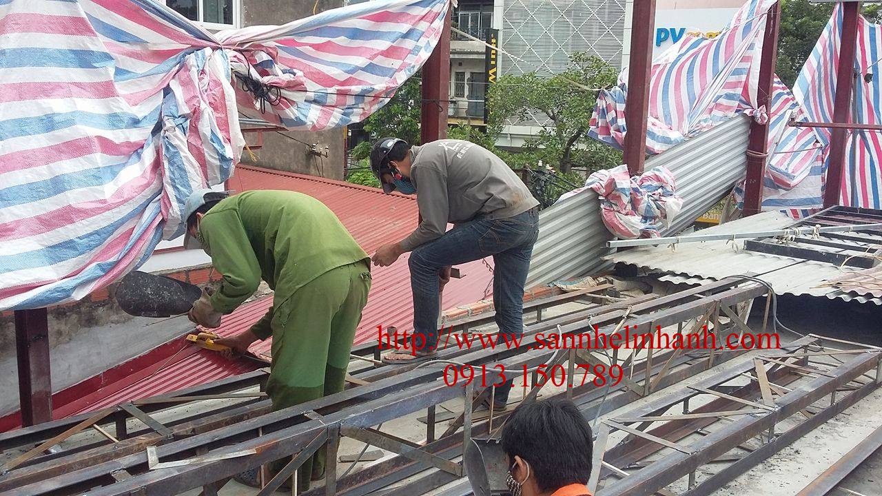 Đội thợ Linh Anh đang gia công khung thép tại công trình