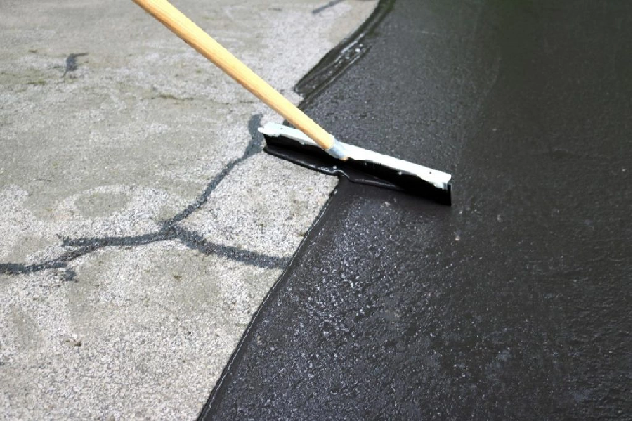 Cách chống thấm trần nhà bị nứt bằng nhựa đường
